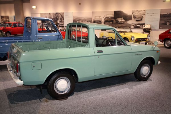 Honda представи удобен за града пикап, наречен P800 през 1966 г., близо четири десетилетия преди да пусне оригиналния Ridgeline в Съединените щати. Това беше еволюция на вана L800 , който замени L700, и насочен главно към търговски потребители на японския пазар. Производството продължи малко повече от година .

Произведени бяха 7275 екземпляра от L800, но само 1079 купувачи си взеха P800. Тази цифра го прави по-рядък от S500 (втората сериозна кола на Honda) и Vamos, които регистрираха съответно 1363 и 2500 продажби. Никой не знае колко P800 са останали, но броят им несъмнено е малък.